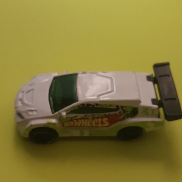 2012 Hot wheels loop coup Diecast 1:64| 8/10 - Picture 4 of 7
